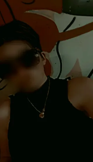 Lara, 23