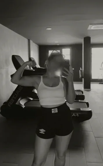 Simone, 25